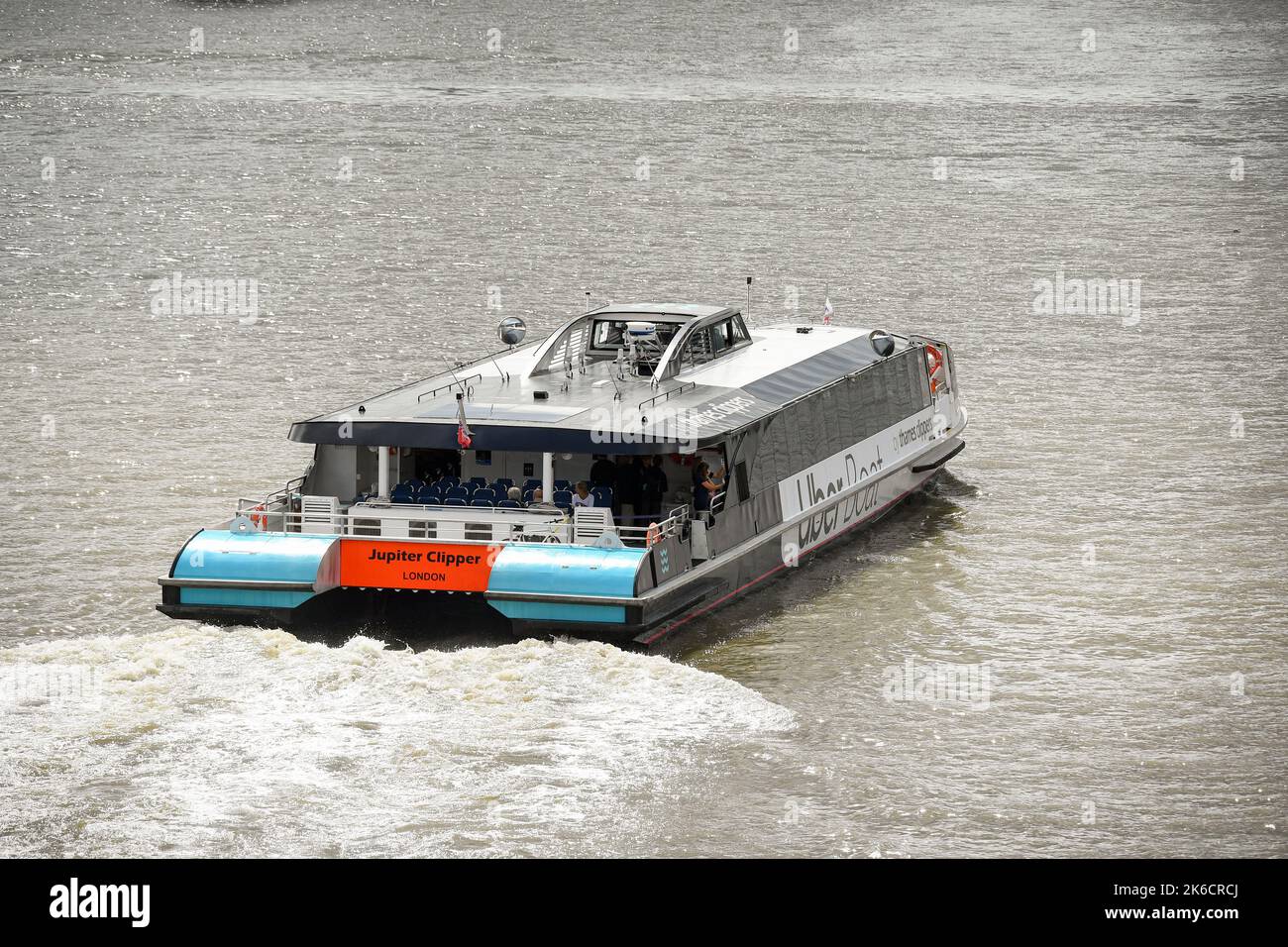 Jupiter Clipper by Thames Clippers Uber Boat in viaggio verso Westminster Bridge London UK. Foto Stock