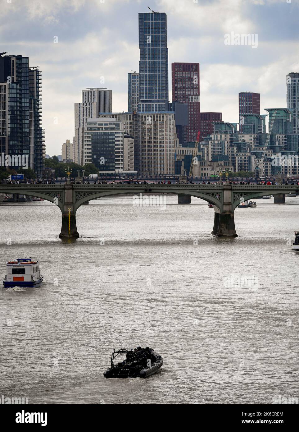 London River Police barca veloce dingy viaggia verso il ponte di Westminster mostrando lo skyline della città dei grattacieli nella zona di St Georges Wharf Vauxhall. Foto Stock