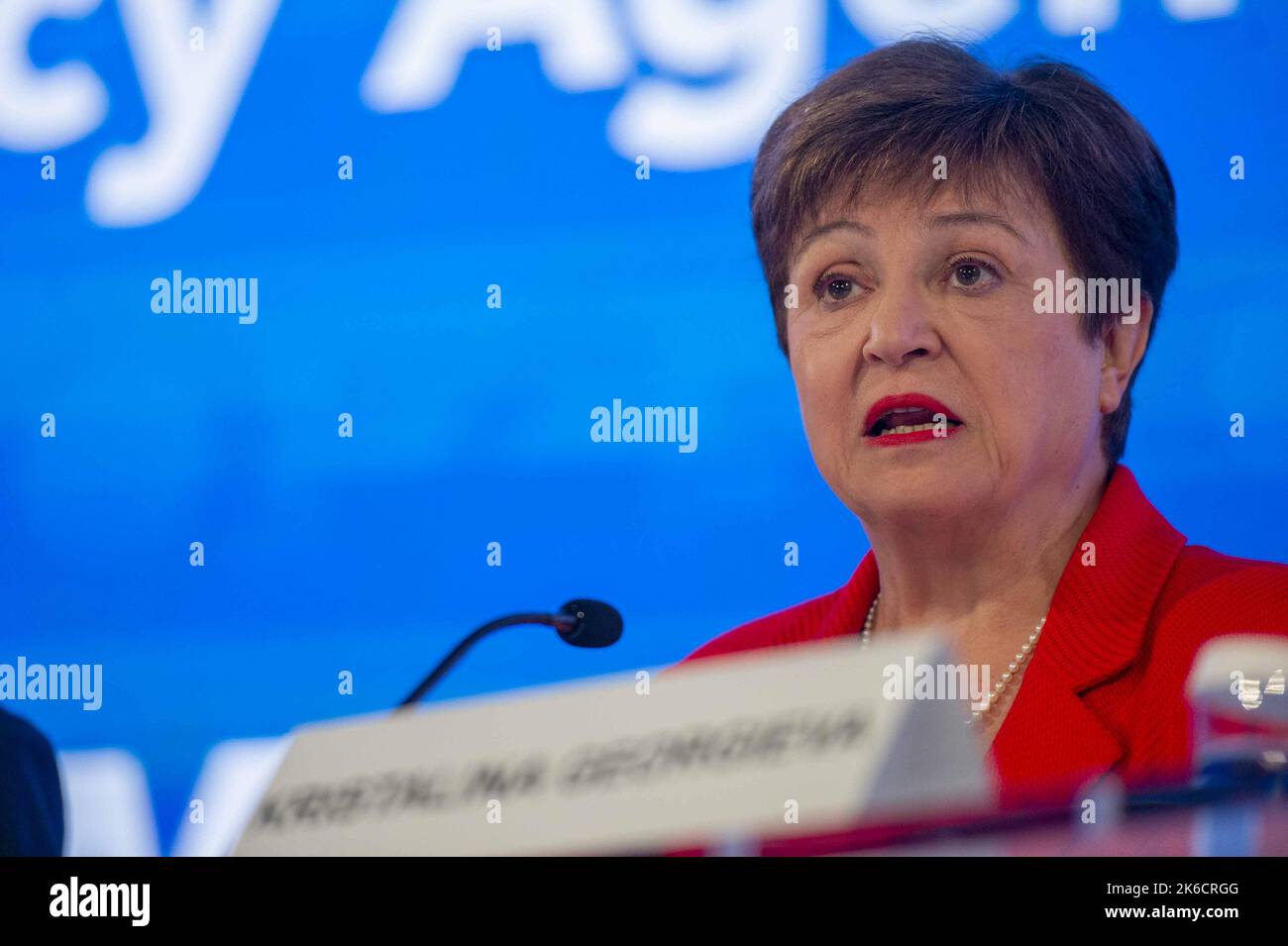 Washington, Stati Uniti. 13th Ott 2022. Il direttore generale del Fondo monetario Internazionale (FMI) Kristalina Georgieva interviene nel corso di una conferenza stampa sull'agenda politica globale durante le riunioni annuali del FMI e della Banca Mondiale presso la sede centrale del FMI a Washington, DC, giovedì 13 ottobre 2022. Foto di Bonnie Cash/UPI Credit: UPI/Alamy Live News Foto Stock