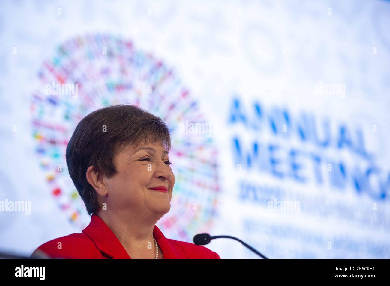 Washington, Stati Uniti. 13th Ott 2022. Il direttore generale del Fondo monetario internazionale (FMI) Kristalina Georgieva sorride durante una conferenza stampa sull'agenda politica globale durante le riunioni annuali del FMI e della Banca mondiale presso la sede centrale del FMI a Washington, DC giovedì 13 ottobre 2022. Foto di Bonnie Cash/UPI Credit: UPI/Alamy Live News Foto Stock