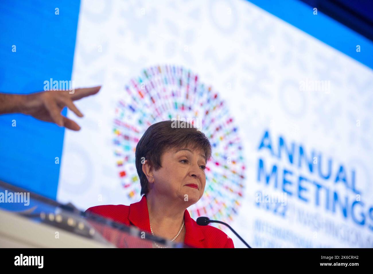 Washington, Stati Uniti. 13th Ott 2022. Kristalina Georgieva, direttore generale del Fondo monetario internazionale (FMI), si occupa di una conferenza stampa sull'agenda politica globale durante le riunioni annuali del FMI e della Banca mondiale che si terranno giovedì 13 ottobre 2022 presso la sede centrale del FMI a Washington. Foto di Bonnie Cash/UPI Credit: UPI/Alamy Live News Foto Stock