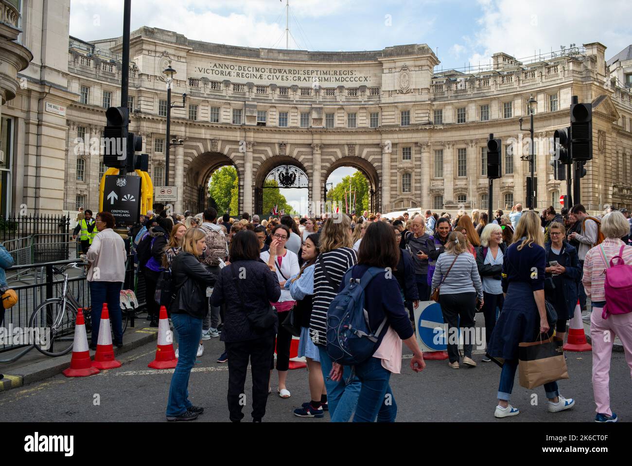 I blocchi di strada a Trafalgar Square fermano le persone che arrivino al Mall attraverso l'Admiralty Arch e Whitehall per il Queens Coffin spostandosi alla Westminster Hall. Foto Stock