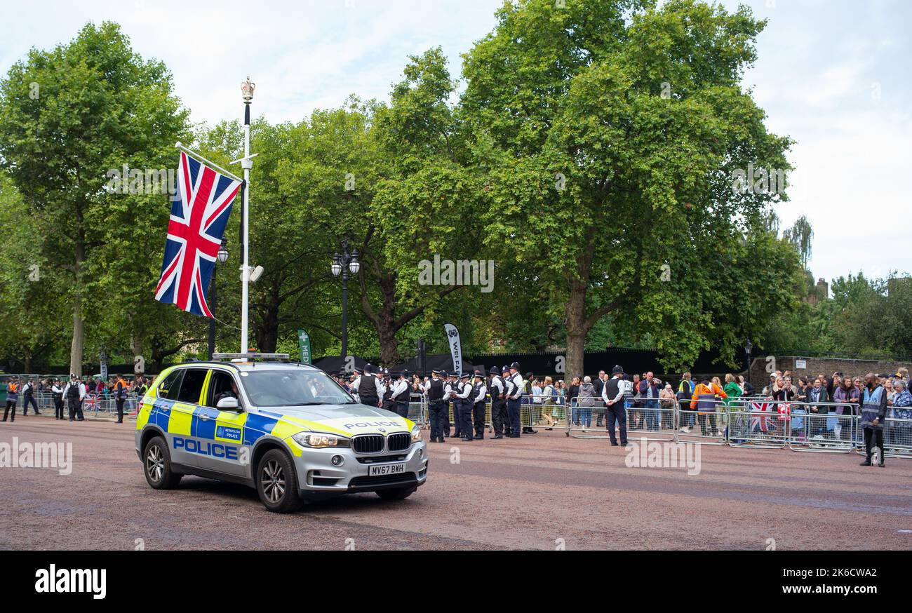 I preparativi di sicurezza della polizia sul Mall prima della processione per prendere la Queens bara al Palazzo di Westminster per sdraiarsi nello stato. Foto Stock