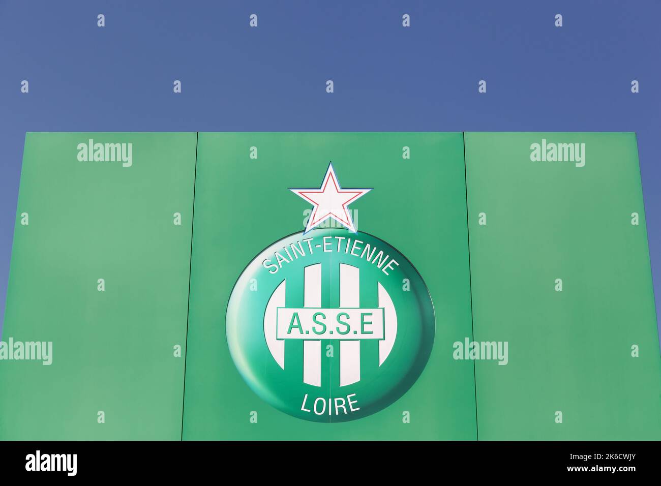 Saint-Etienne, Francia - 17 agosto 2016: Logo della squadra di calcio di Saint-Etienne su un muro. ASSE è una società calcistica francese con sede a Saint-Etienne Foto Stock