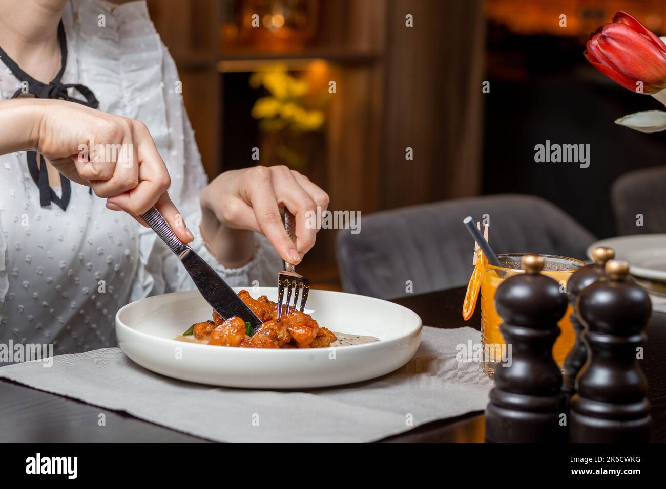 Donna caucasica che mangia a cena nel ristorante soft focus. Foto Stock