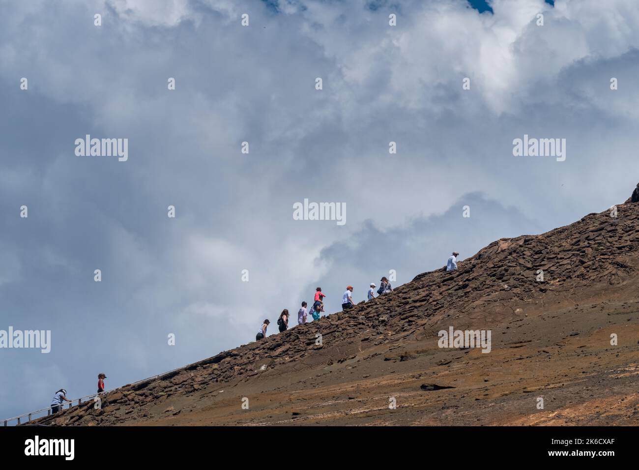 Isola di San Bartolome, Isole Galapagos, Ecuador; 04/18/2019: Arrampicata uno dei principali panorami che l'isola di Bartolmé ha, situato su una collina vulcanica. Foto Stock