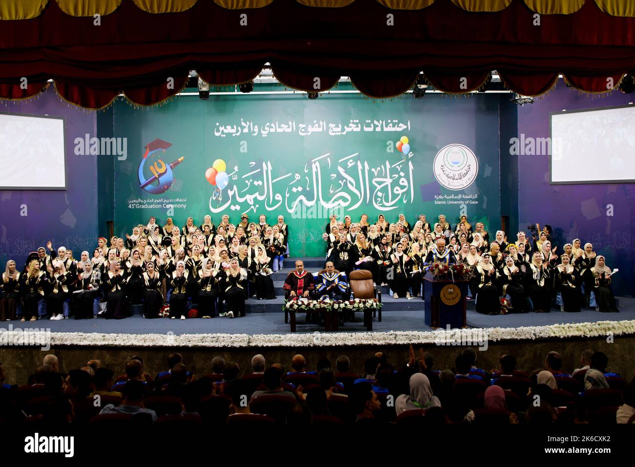 Città di Gaza, striscia di Gaza, Palestina. 12th Ott 2022. Gaza, Palestina. 12 ottobre 2022. L'Università Islamica di Gaza tiene una cerimonia di laurea a Gaza City, per le studentesse che completano una laurea in infermiera generale presso l'istituto. Alla cerimonia hanno partecipato i familiari degli infermieri appena laureati (Credit Image: © Ahmad Hasaballah/IMAGESLIVE via ZUMA Press Wire) Foto Stock