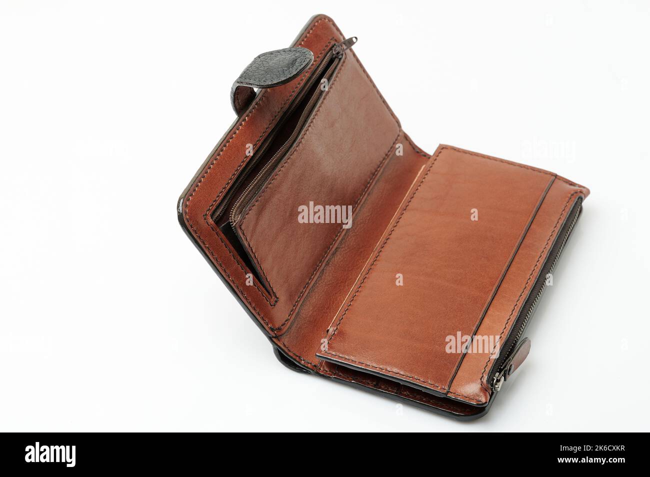 Portafoglio marrone aperto con tasca per contanti isolata sullo sfondo dello studio Foto Stock