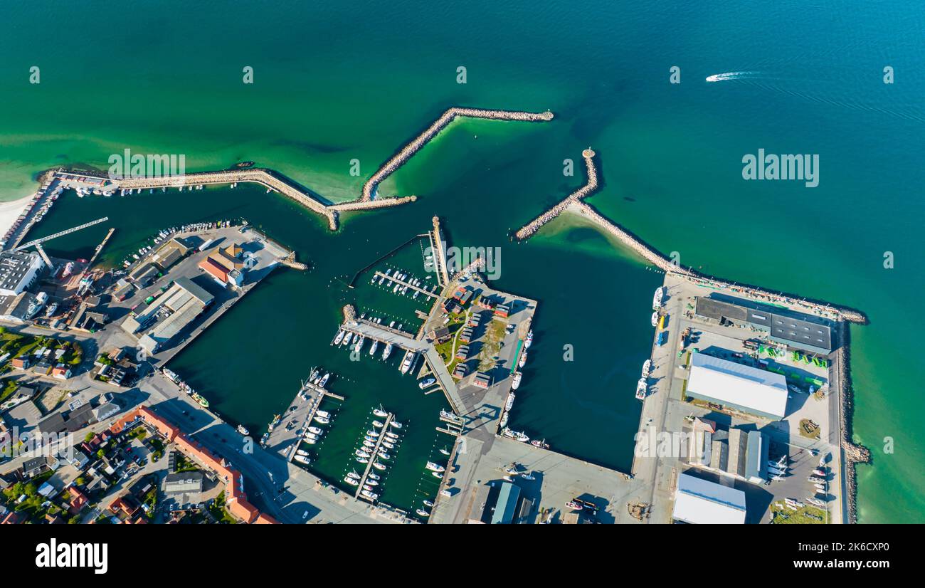 Vista aerea di un porto di pesca con navi ormeggiate e impianti di stoccaggio. Foto Stock