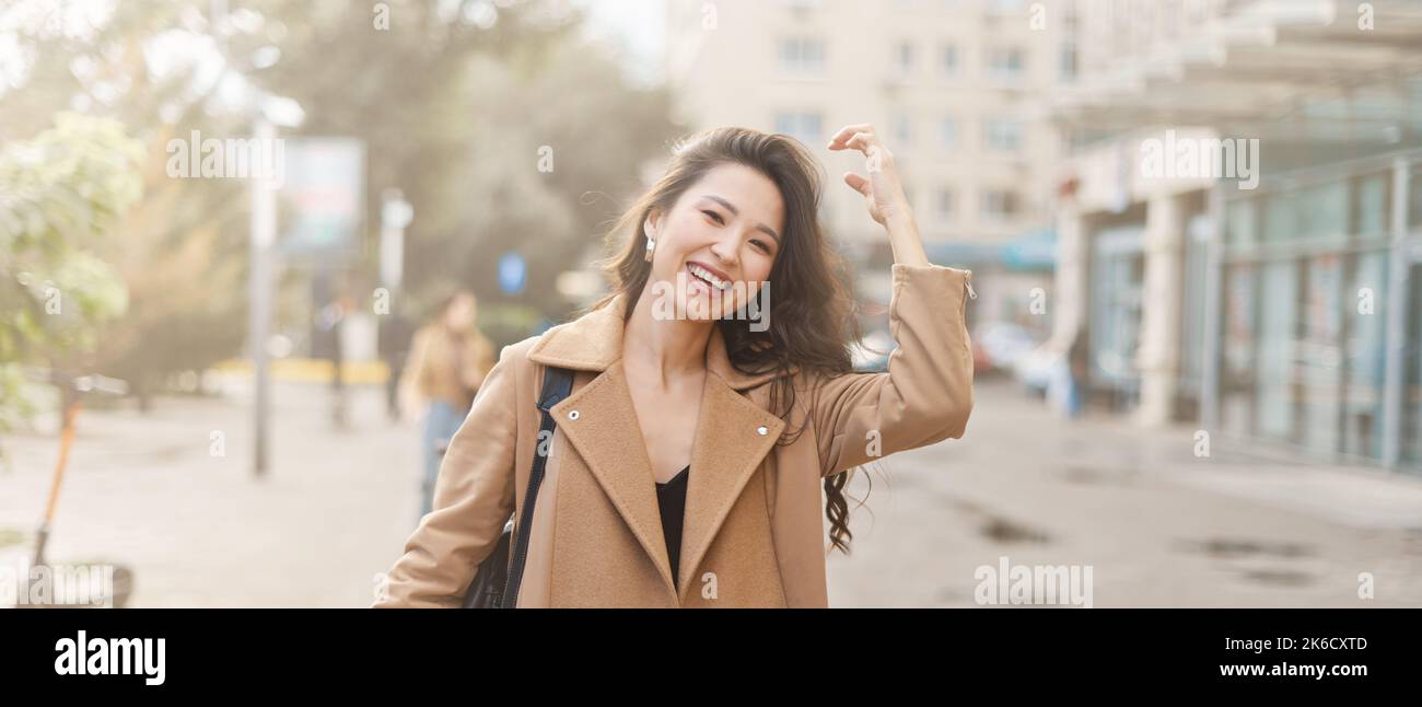 Lifestyle ritratto bella donna asiatica kazaka con un sorriso brillante sulla strada Foto Stock
