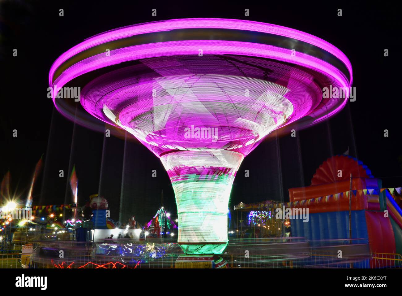 Illuminazione colorata sulla giostra rotante. Sekaten evento culturale. Surakarta, Indonesia. Foto Stock