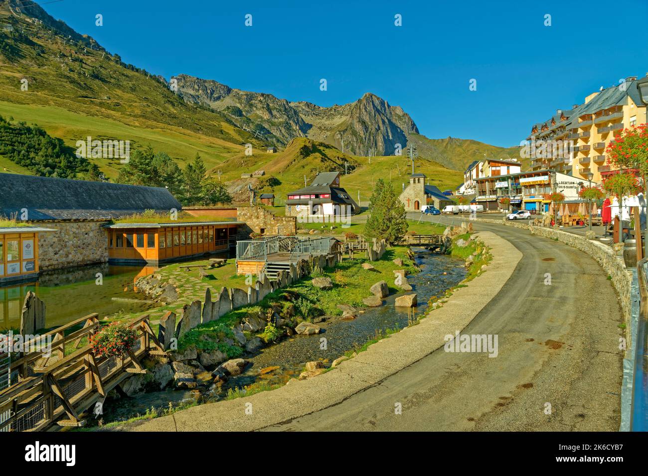 Il villaggio francese della stazione sciistica dei Pirenei di la Mongie vicino a Bagneres de Bigorre durante l'estate. Foto Stock
