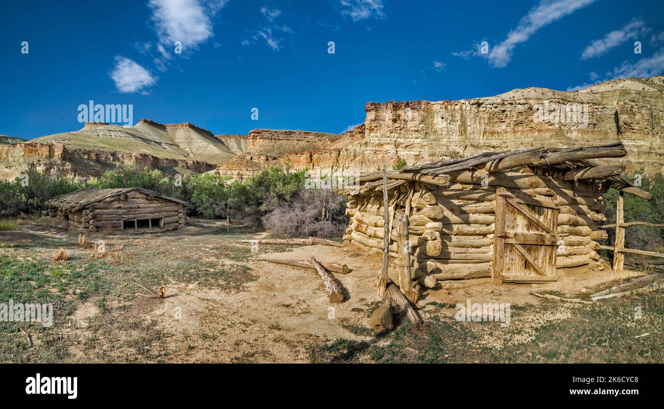 Rifugi storici, costruiti da Hank Stewart, 1920s, all'ex traversata del traghetto, Sand Wash Boat Ramp, Green River a Desolation Canyon, Utah, USA Foto Stock