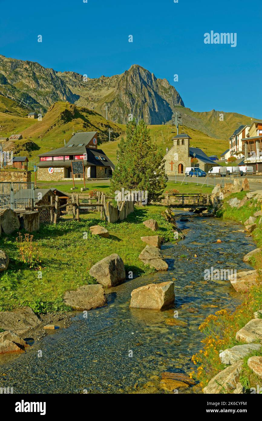 Il villaggio francese della stazione sciistica dei Pirenei di la Mongie vicino a Bagneres de Bigorre durante l'estate. Foto Stock