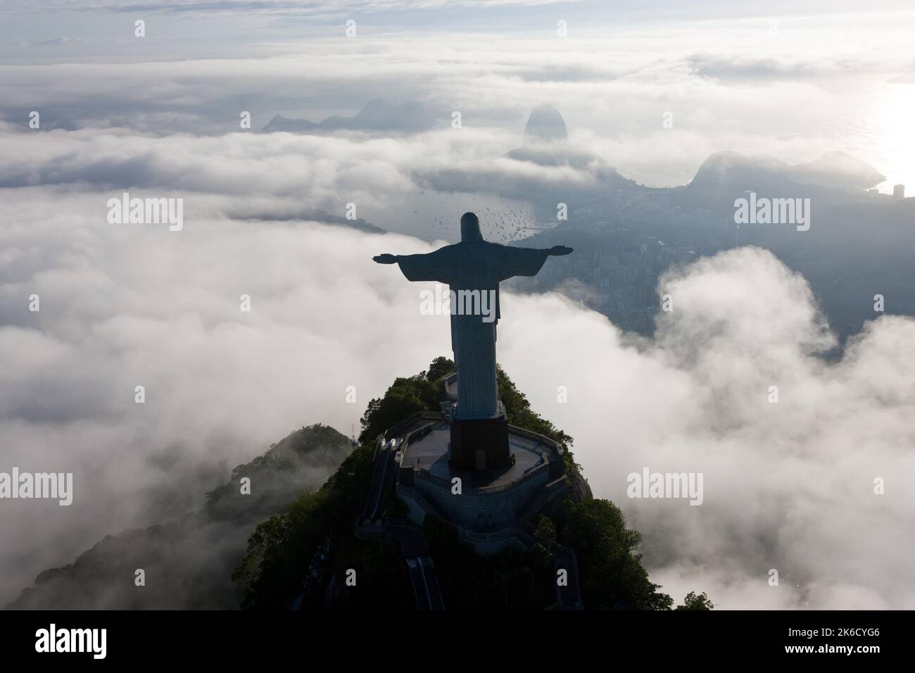 La gigantesca statua Art Deco di Gesù, conosciuta come Cristo Redentore. Situato sul monte Corcovado a Rio de Janeiro, Brasile. La statua è di 125 piedi tal Foto Stock