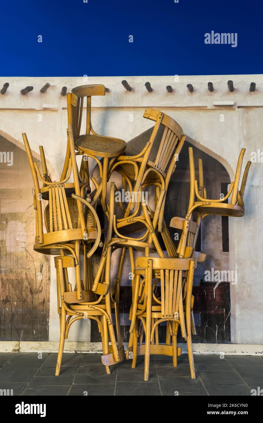 Sedie impilate fuori dal ristorante, Doha, Qatar Foto Stock