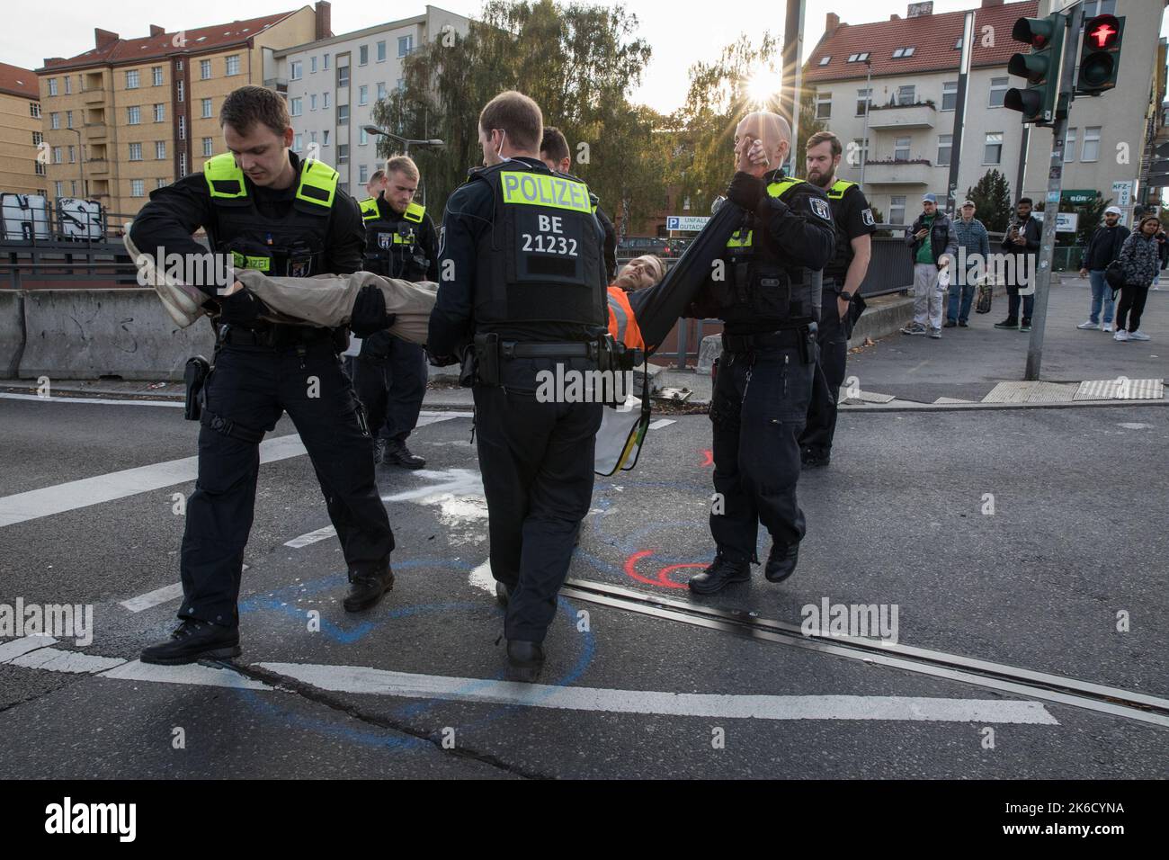 Berlino, Germania. 13th Ott 2022. Il 13 ottobre 2022 attivisti del clima hanno nuovamente bloccato le uscite della superstrada a Berlino. Gli attivisti del clima sono del gruppo Last Generation. Chiedono un limite di velocità sulle superstrade tedesche, così come i viaggi in treno che tutti possono permettersi. (Foto di Michael Kuenne/PRESSCOV/Sipa USA) Credit: Sipa USA/Alamy Live News Foto Stock