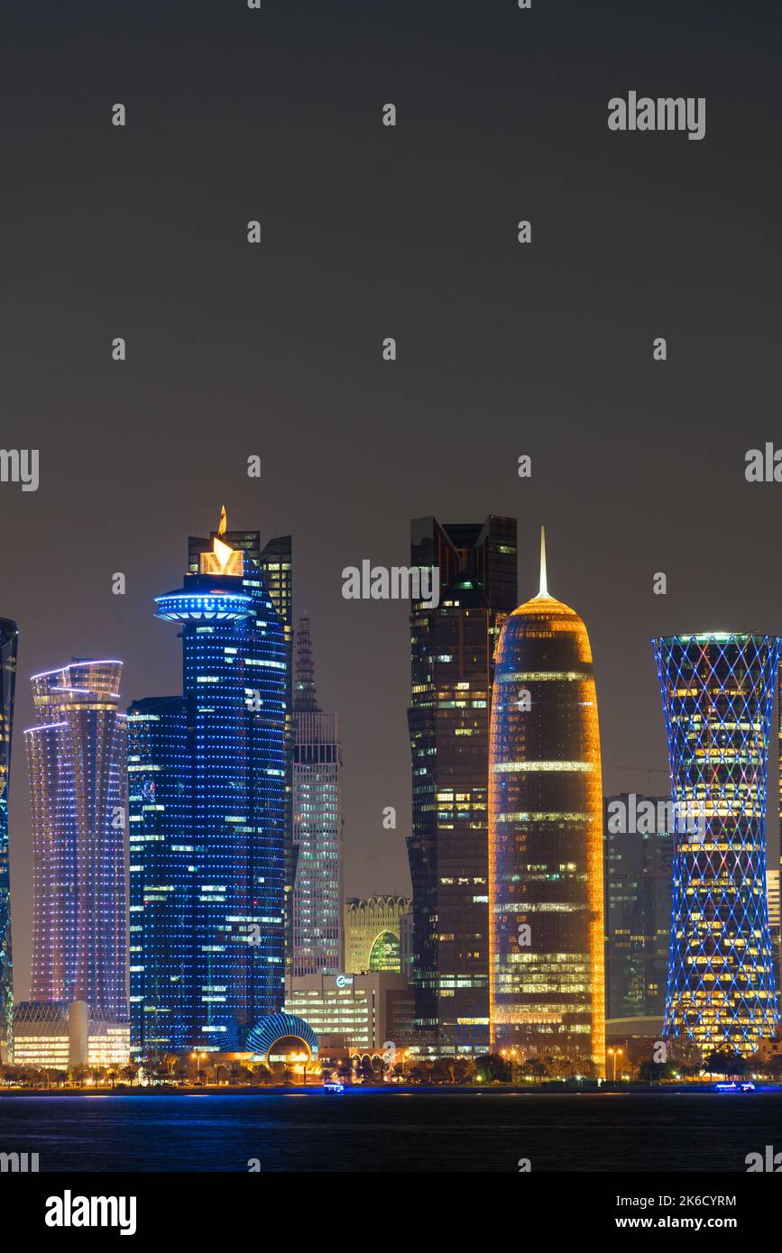 Doha skyline al tramonto, Doha, Qatar Foto Stock