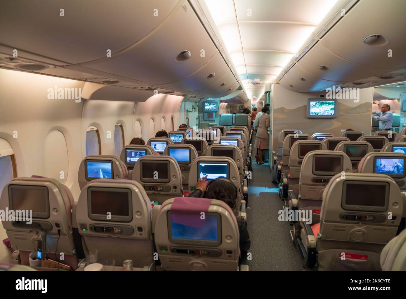 Interno, all'interno della cabina di classe economica su un aereo Foto Stock