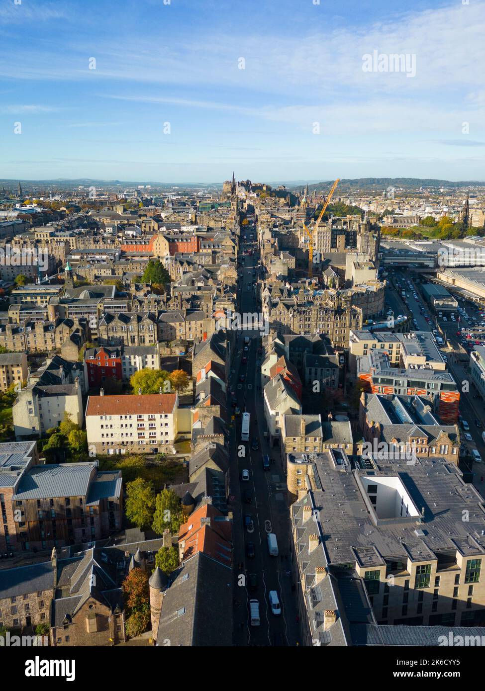 Vista aerea dal drone del Royal Mile o High Street e dalla città vecchia di Edimburgo, Scozia, Regno Unito Foto Stock
