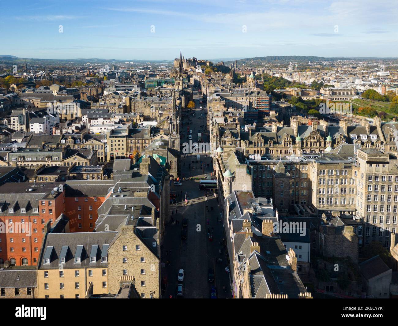 Vista aerea dal drone del Royal Mile o High Street e dalla città vecchia di Edimburgo, Scozia, Regno Unito Foto Stock