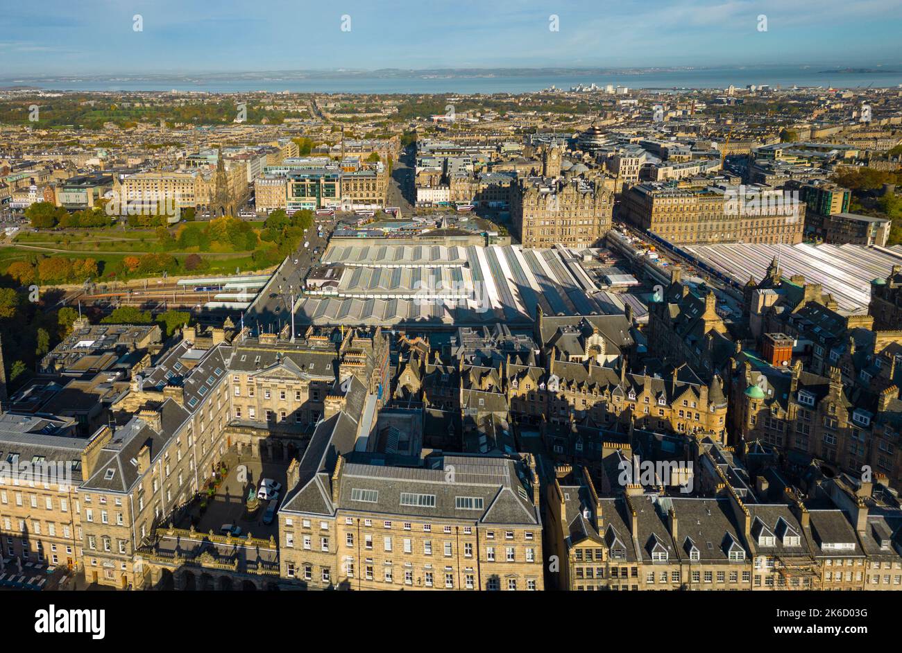 Vista aerea dal drone dello skyline della Città Vecchia di Edimburgo, Scozia, Regno Unito Foto Stock