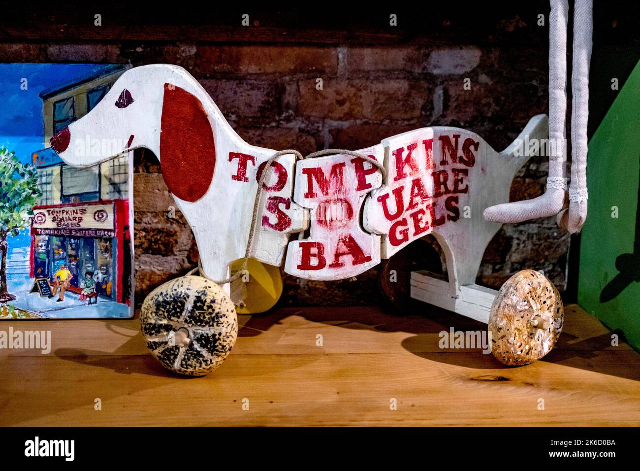 New York, New York, Stati Uniti. 11th Ott 2022. Dachshund su ruote di bagel visto in Tompkin Square bagel panetteria un negozio a New York East Village. Il negozio è sempre sulla lista dei migliori bagel a New York. (Credit Image: © Milo Hess/ZUMA Press Wire) Foto Stock