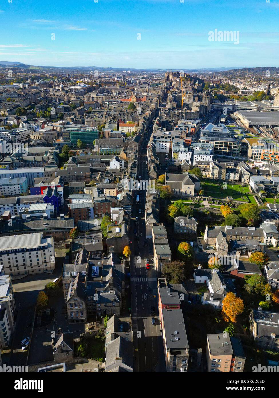 Vista aerea dal drone del Royal Mile a Canongate e la città vecchia di Edimburgo, Scozia, Regno Unito Foto Stock