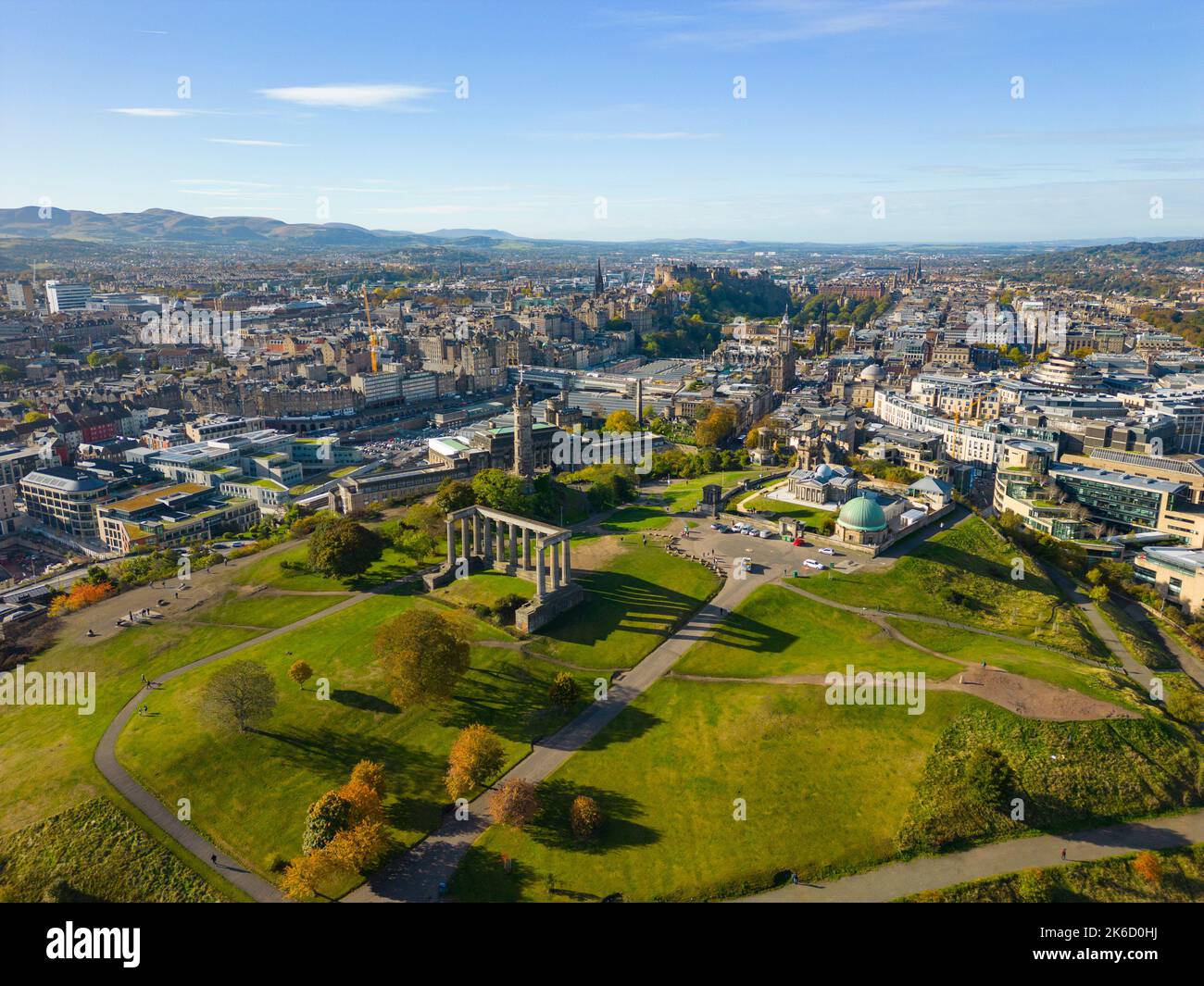 Veduta aerea di Calton Hill e skyline di Edimburgo, Scozia, Regno Unito Foto Stock