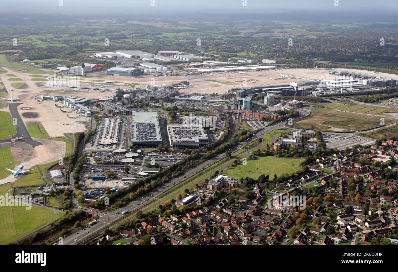 Vista aerea dell'Aeroporto di Manchester da est, dall'altra parte della A555 Manchester Airport Relief Road Foto Stock