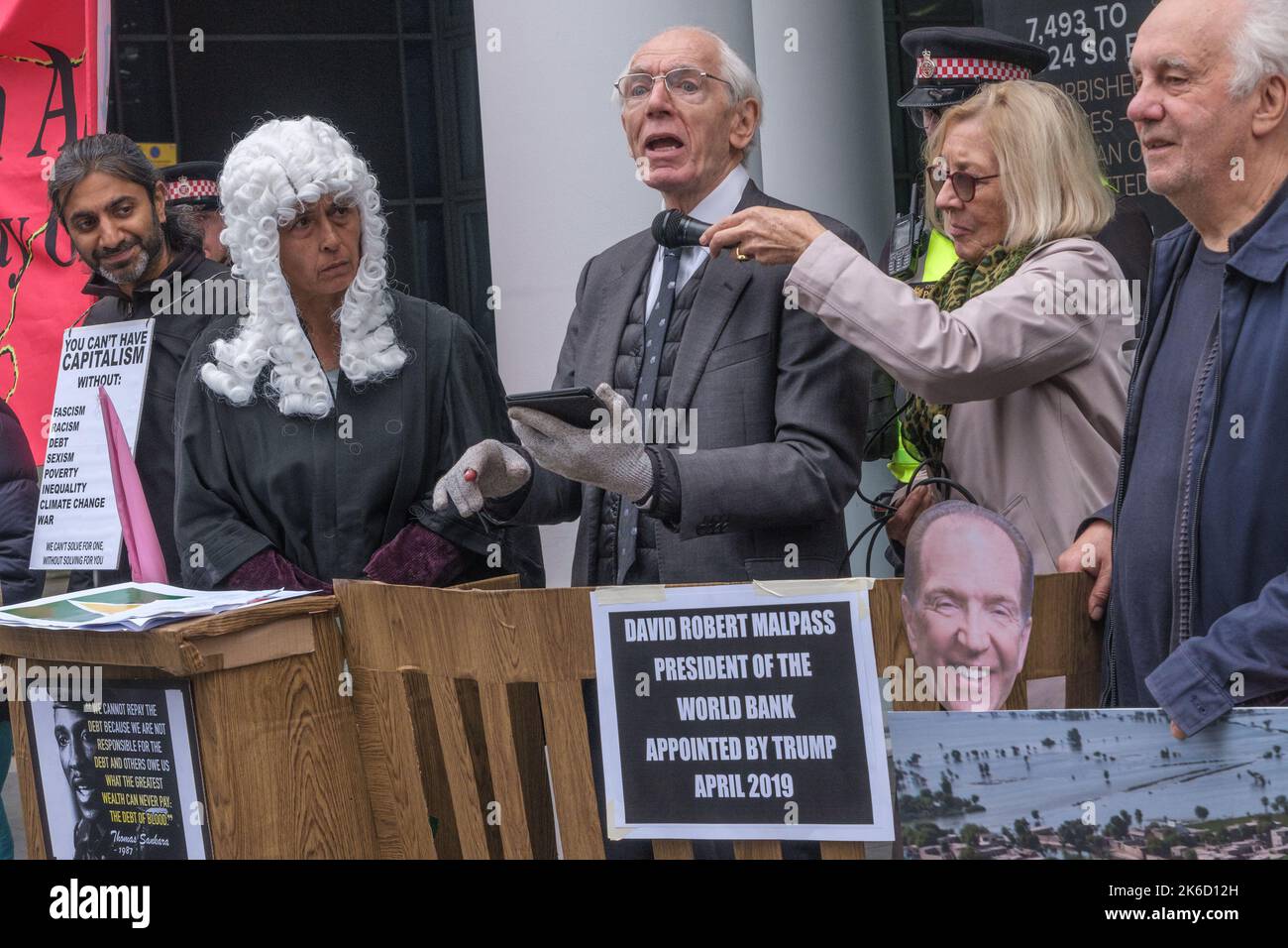 Londra, Regno Unito. 13 Ott 2022. L'imputato parla. Manifestanti presso gli uffici della Banca Mondiale di Londra in un appello internazionale per la giustizia climatica e per porre fine ai pagamenti del debito. Provano il presidente della banca D R Malpas (nominato da Trump) Con testimoni provenienti da paesi di tutto il mondo circa gli effetti disastrosi della banca, compresi i rimborsi che costringono il Sud del mondo a trasferire enormi risorse ai ricchi, mentre sostengono enormi costi del cambiamento climatico, hanno fatto ben poco per causare. Peter Marshall/Alamy Live News Foto Stock