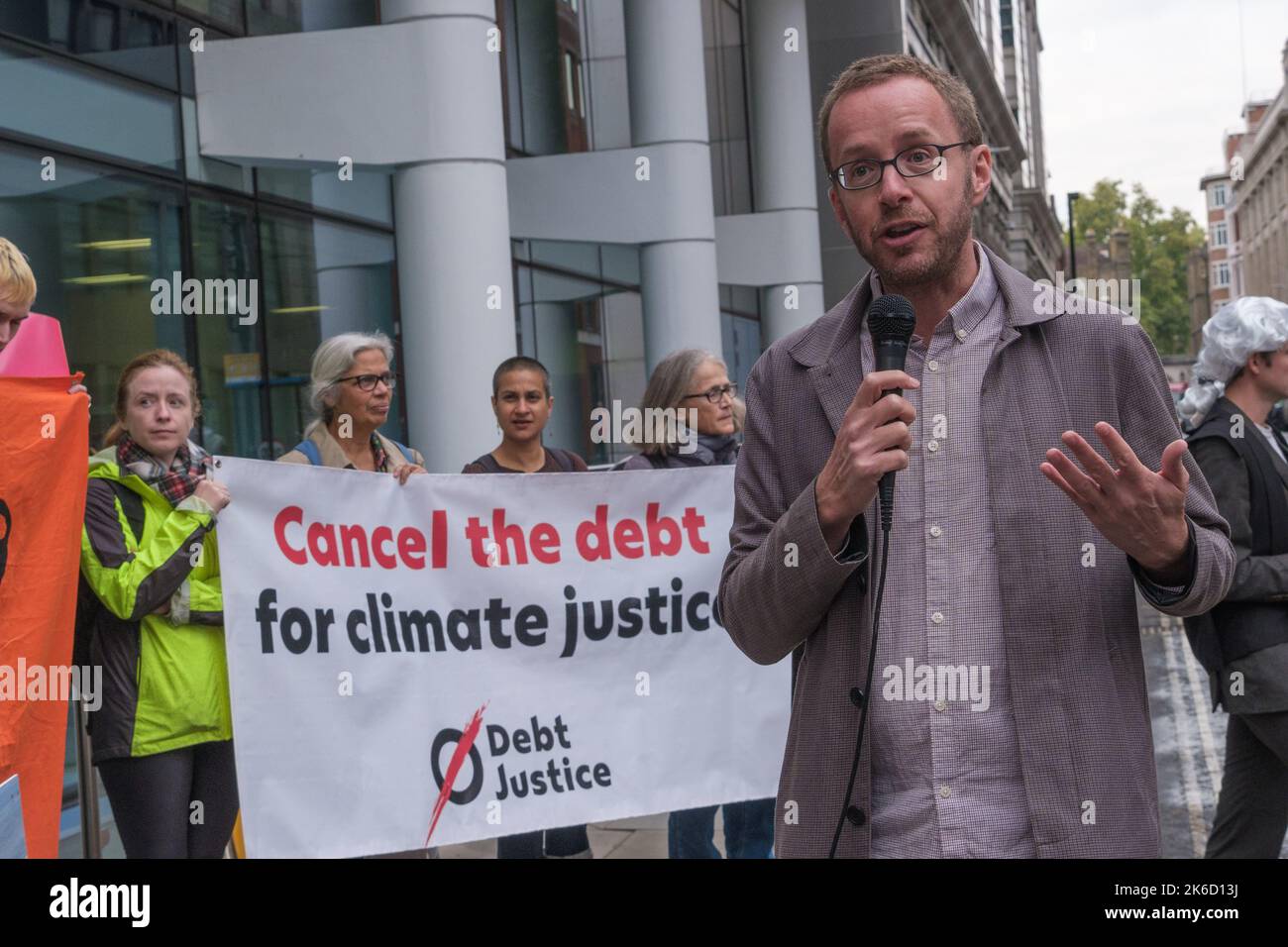 Londra, Regno Unito. 13 Ott 2022. Testimone esperto. Manifestanti presso gli uffici della Banca Mondiale di Londra in un appello internazionale per la giustizia climatica e per porre fine ai pagamenti del debito. Provano il presidente della banca D R Malpas (nominato da Trump) Con testimoni provenienti da paesi di tutto il mondo circa gli effetti disastrosi della banca, compresi i rimborsi che costringono il Sud del mondo a trasferire enormi risorse ai ricchi, mentre sostengono enormi costi del cambiamento climatico, hanno fatto ben poco per causare. Peter Marshall/Alamy Live News Foto Stock