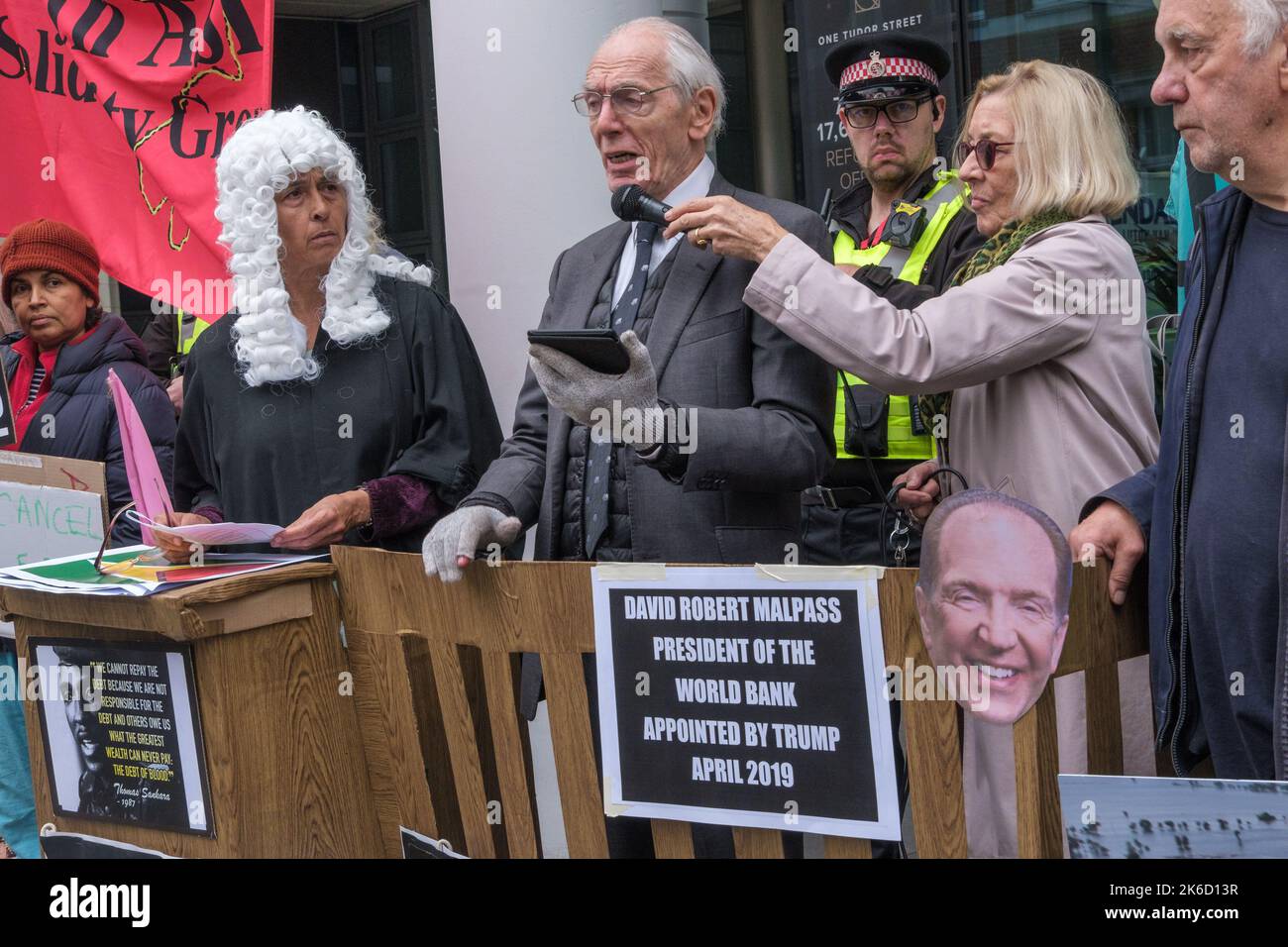 Londra, Regno Unito. 13 Ott 2022. L'imputato parla. Manifestanti presso gli uffici della Banca Mondiale di Londra in un appello internazionale per la giustizia climatica e per porre fine ai pagamenti del debito. Provano il presidente della banca D R Malpas (nominato da Trump) Con testimoni provenienti da paesi di tutto il mondo circa gli effetti disastrosi della banca, compresi i rimborsi che costringono il Sud del mondo a trasferire enormi risorse ai ricchi, mentre sostengono enormi costi del cambiamento climatico, hanno fatto ben poco per causare. Peter Marshall/Alamy Live News Foto Stock