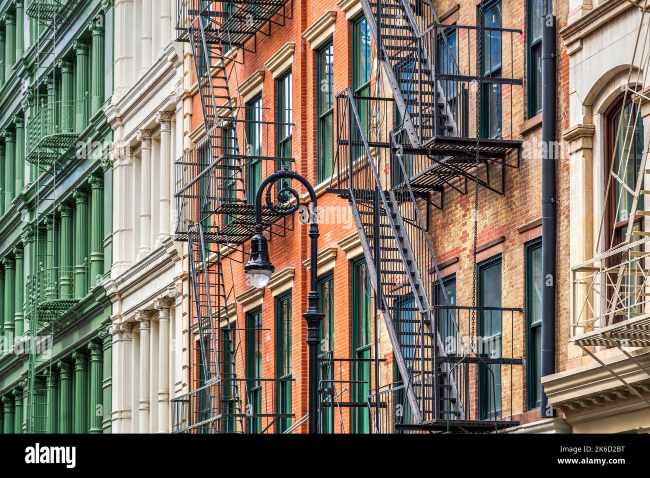 Vecchi edifici colorati con scale di fuga in metallo fuoco scale, East Village, Manhattan, New York, USA Foto Stock