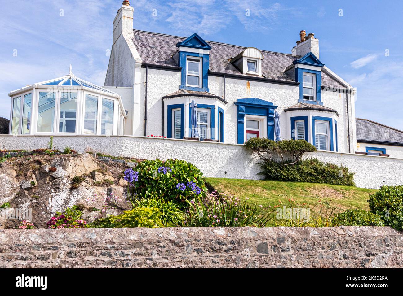 Un tipico albergo fronte mare nella graziosa cittadina marittima di Portpatrick, Dumfries & Galloway, Scozia, Regno Unito Foto Stock