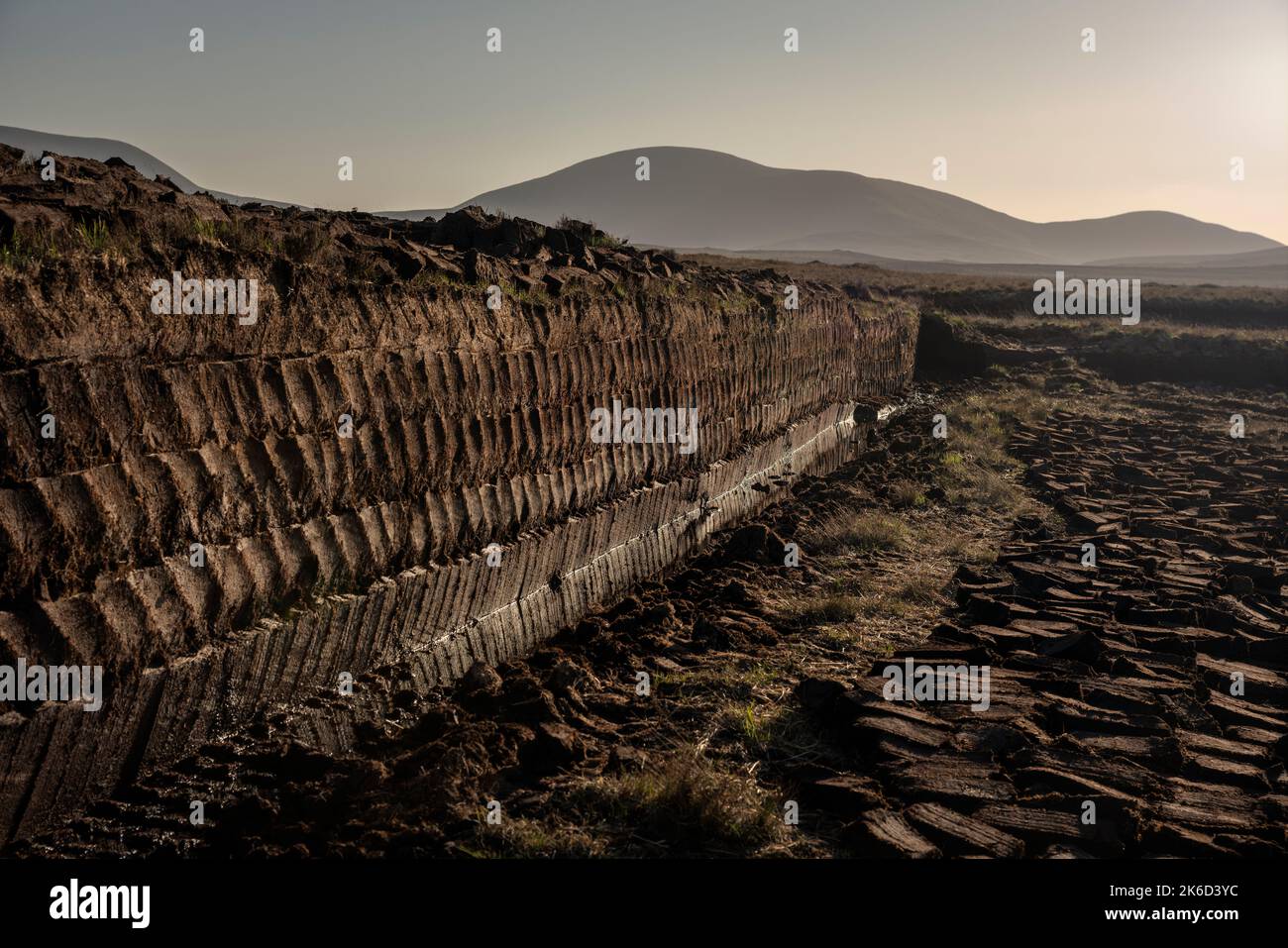 Ballycroy, contea di Mayo, Irlanda, 4-21-2020. Erba sintetica tagliata a mano nell'Irlanda nord-occidentale. Foto Stock