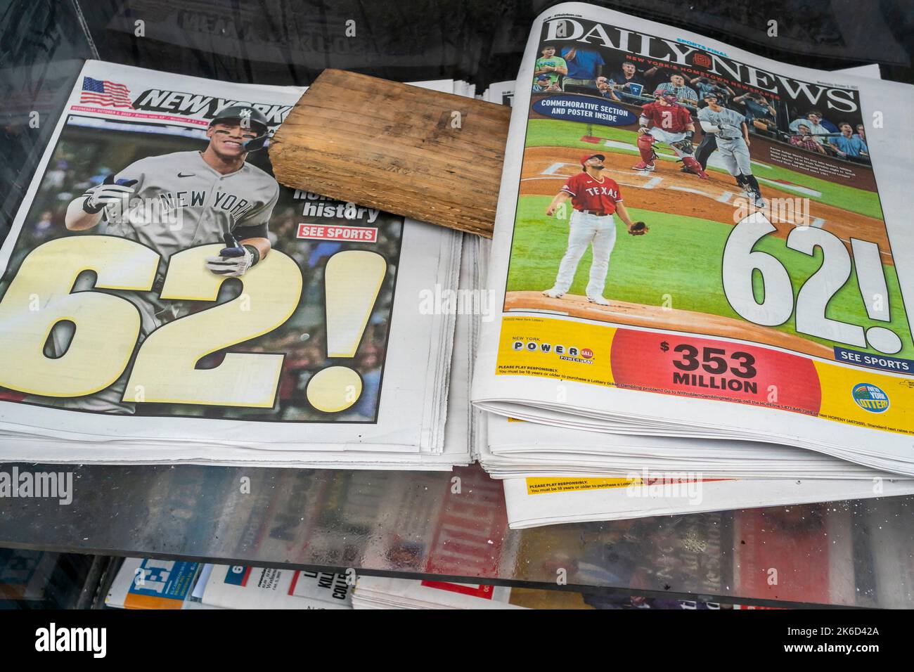 Le prime pagine del NY Post e del NY Daily News riportano la home run del 62nd di NY Yankees Slugger Aaron Judge. Il giudice ha superato il record di Roger Maris di 61 home run in una stagione di gioco contro i Texas Rangers. (© Richard B. Levine) Foto Stock