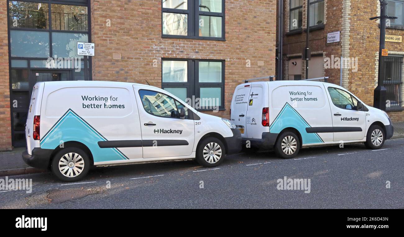 Furgoni del Consiglio di Hackney, che lavorano per le case migliori, Londra orientale, Regno Unito Foto Stock