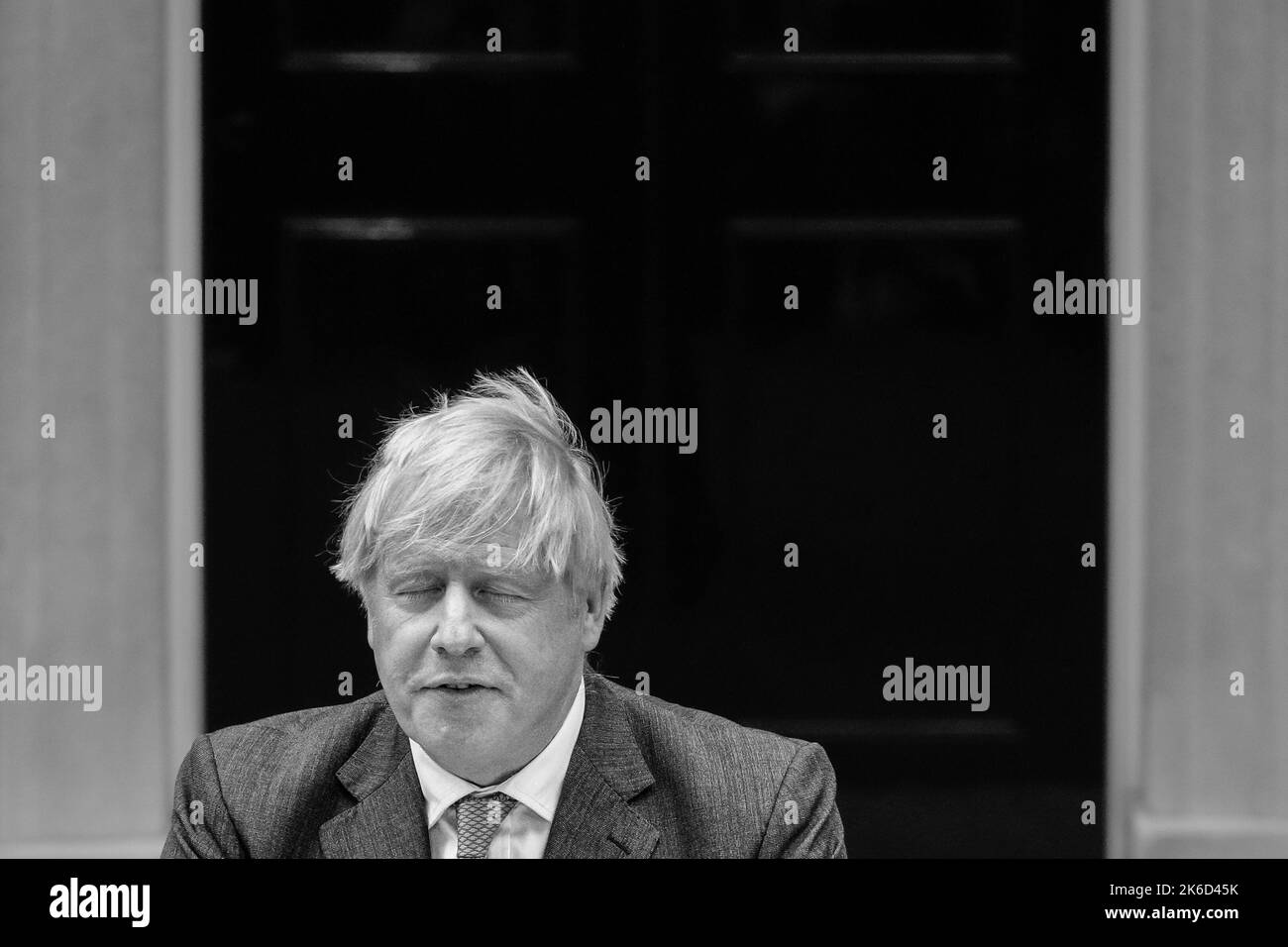 Boris Johnson, primo ministro britannico, chiude gli occhi al di fuori di 10 Downing Street, Londra, Regno Unito Foto Stock