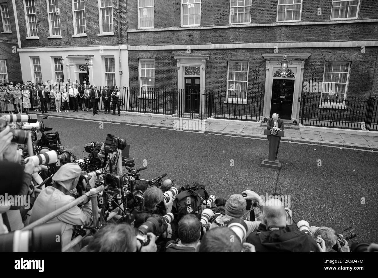 Boris Johnson, primo ministro britannico, consegna un discorso di addio fuori Downing Street, monocromatico Foto Stock