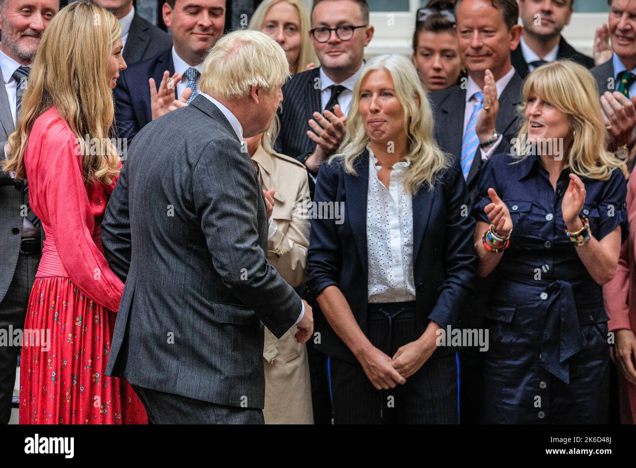 Boris Johnson e Carrie Johnson ringraziano i suoi sostenitori, tra cui Rachel Johnson il suo ultimo giorno, Downing Street Foto Stock