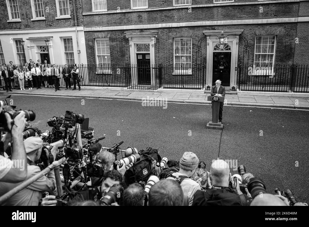 Boris Johnson, primo ministro britannico, consegna un discorso di addio fuori Downing Street, monocromatico Foto Stock
