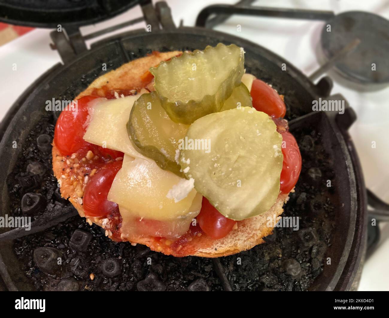 Un bagel tostato con formaggio, sottaceti e pomodori a New York domenica 9 ottobre 2022. (© Frances M. Roberts) Foto Stock