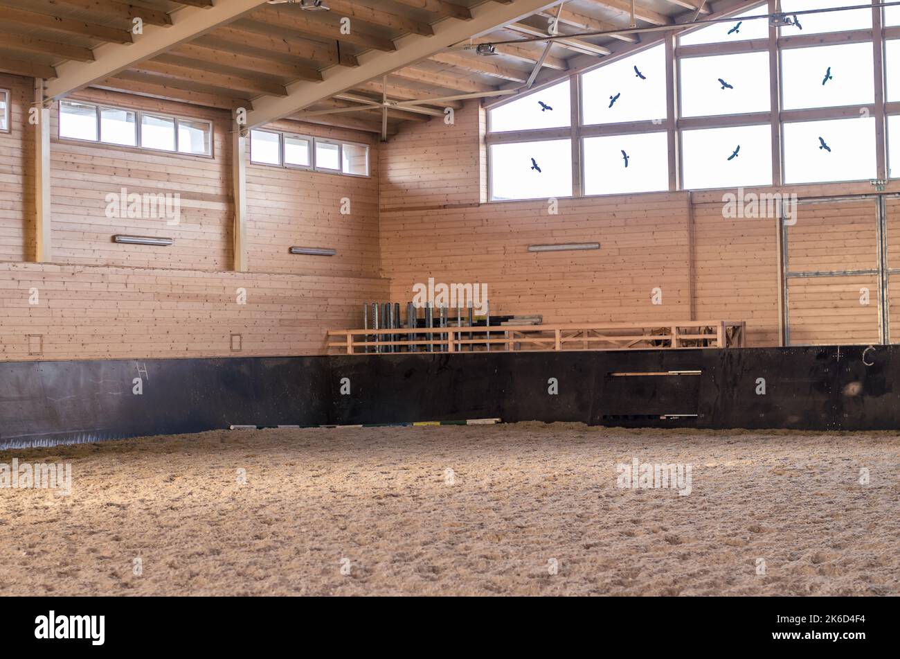 arena vuota in legno per andare a cavallo Foto Stock