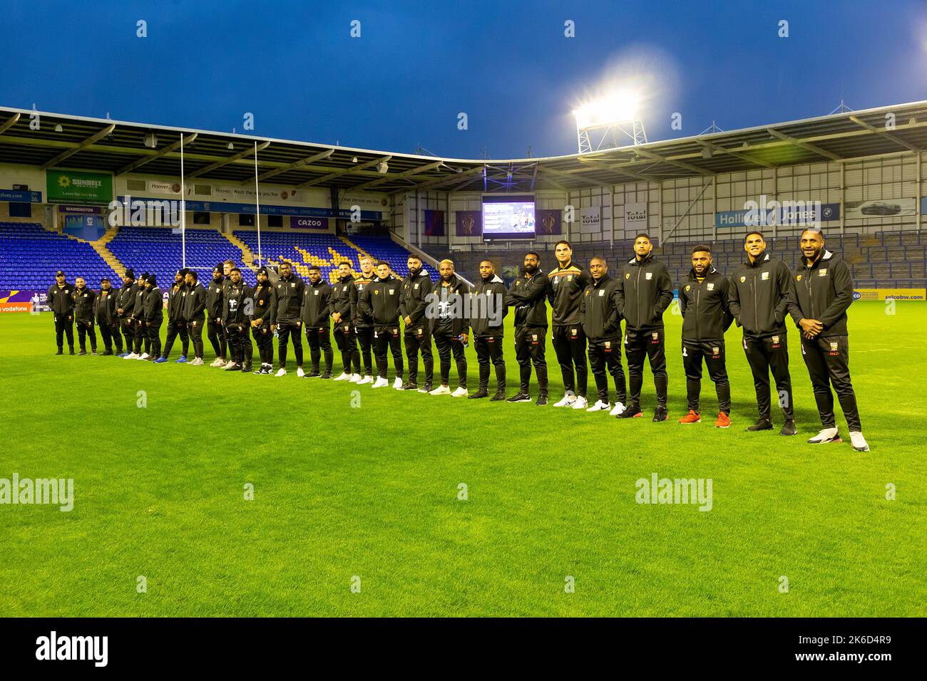 I giocatori della Papua Nuova Guinea Rugby League all'evento di benvenuto della Coppa del mondo all'Halliwell Jones Stadium di Warrington Foto Stock