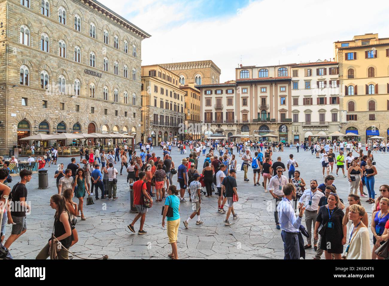 FIRENZE, ITALIA - 12 SETTEMBRE 2019: Questa è la Piazza della Signoria piena di gente la sera. Foto Stock