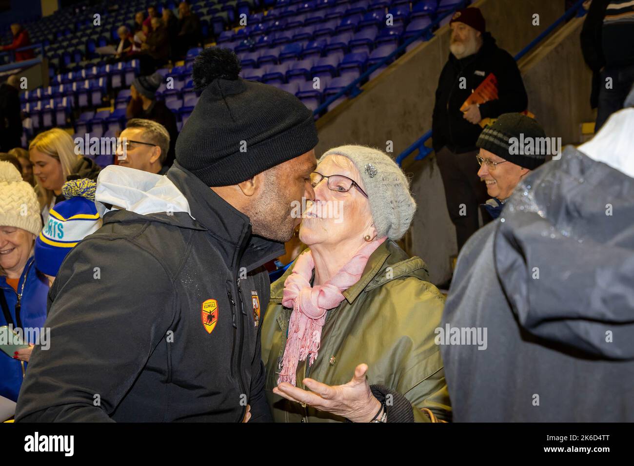 La squadra della Papua Nuova Guinea Rugby League è stata accolta a Warrington presso l'Halliwell Jones Stadium, dove una fan femminile si bacia Foto Stock