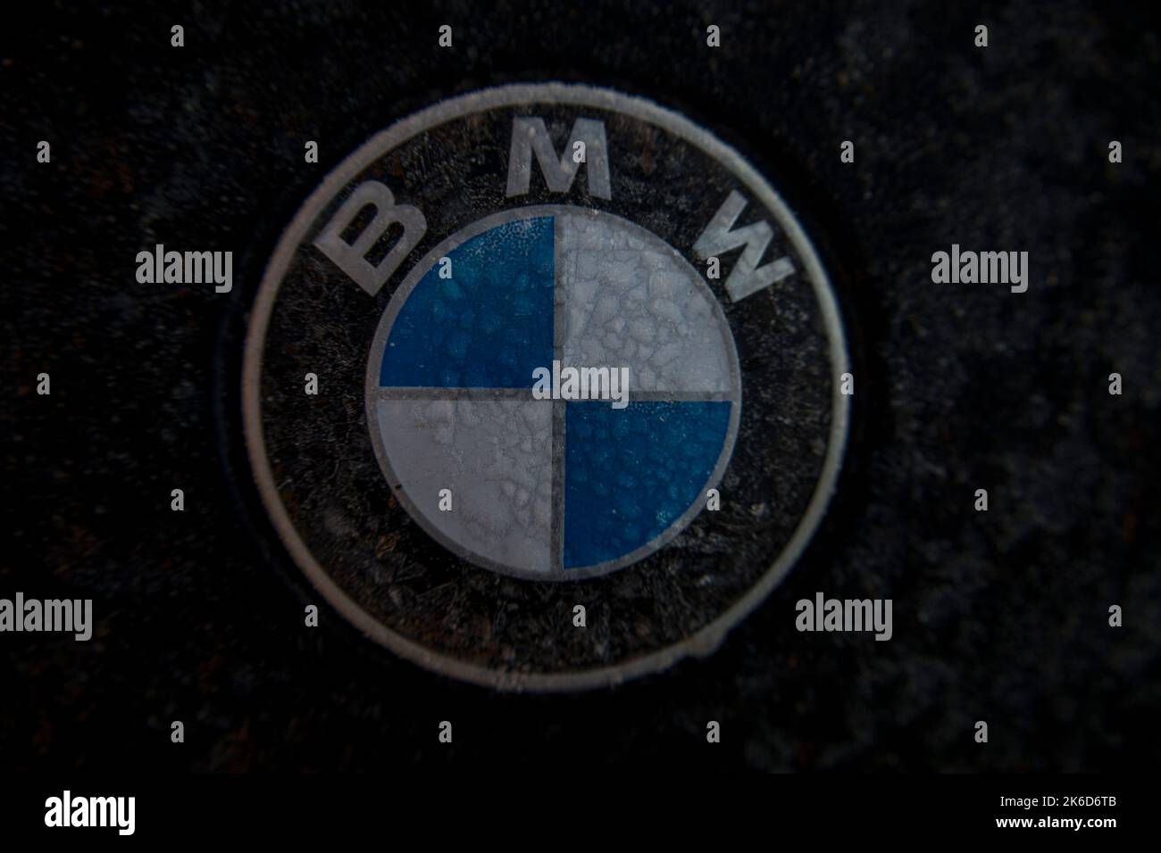 Kiev. Ucraina. 10.10.2022 BMW icona auto in cristalli di ghiaccio su uno sfondo nero Foto Stock