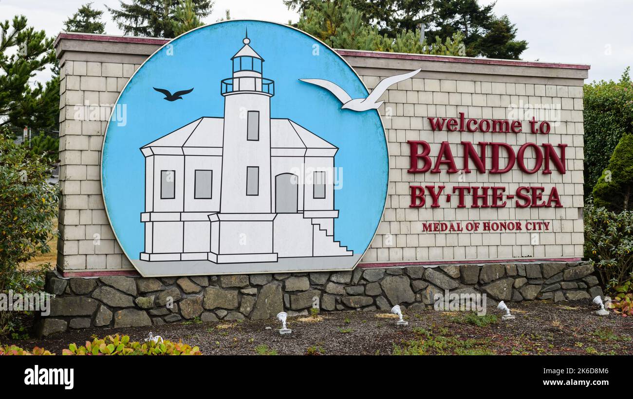 Bandon, OR, USA - 18 settembre 2022; firma con il logo del faro per Benvenuti a Bandon by the Sea in Oregon Foto Stock
