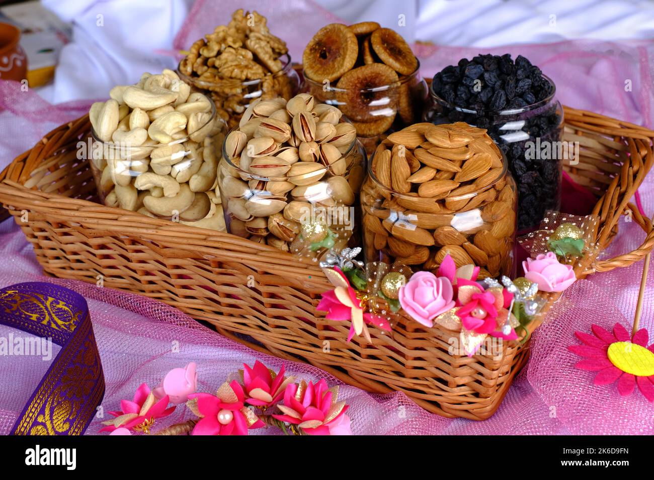 Frutta secca e noci miste, frutta secca e frutta secca, snack sano - mix di frutta secca e noci biologiche, frutta secca. Foto Stock